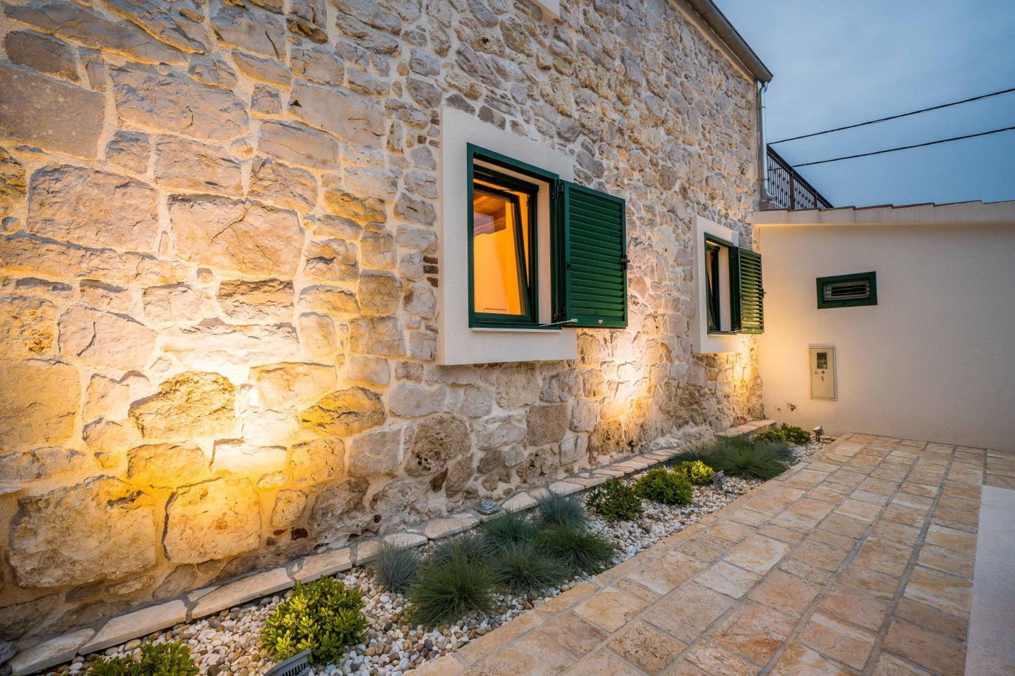 Stone House Luna